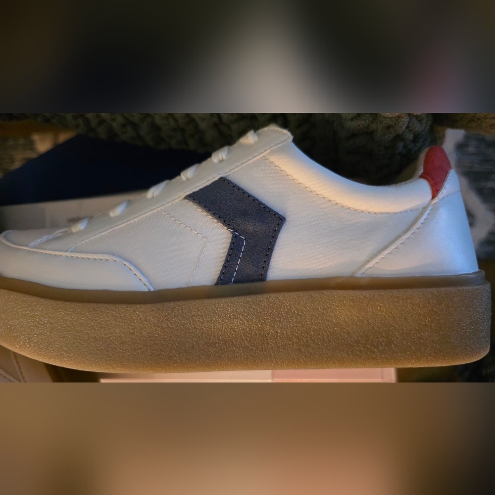 Women's Madison Lace Sneakers - Picture 2 of 8